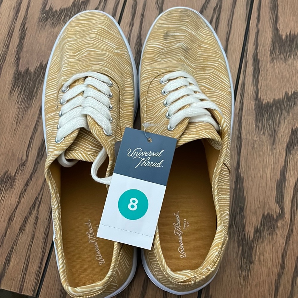 Casual sneakers